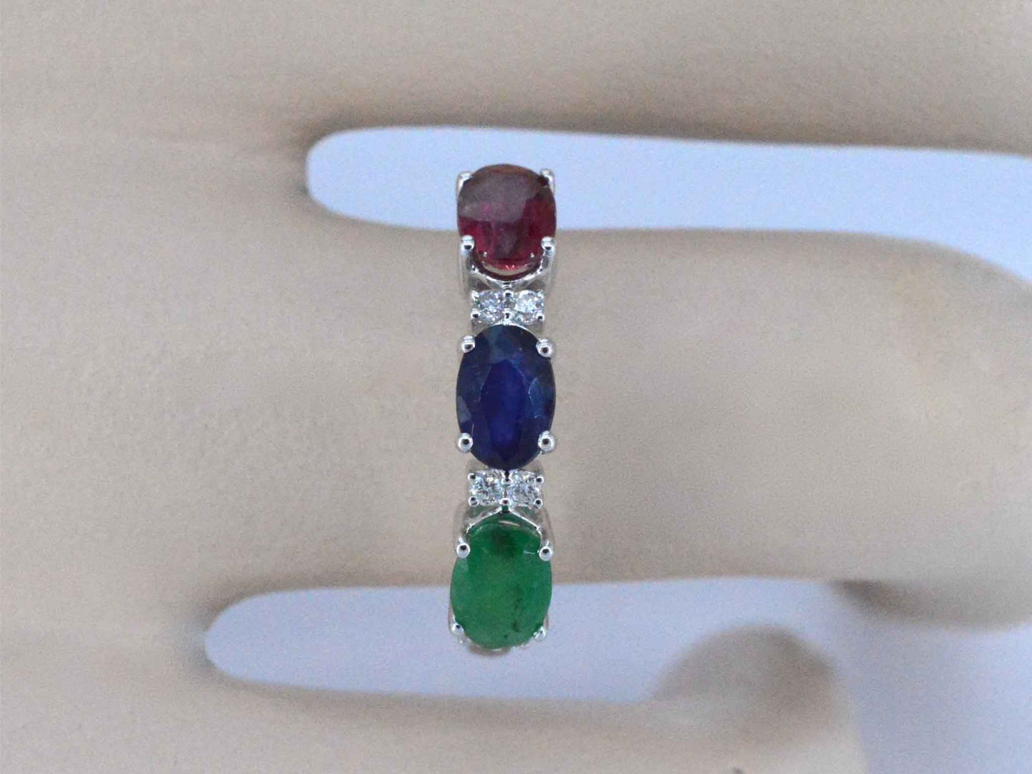 Witgouden ring met diamanten, saffier, robijn en smaragd