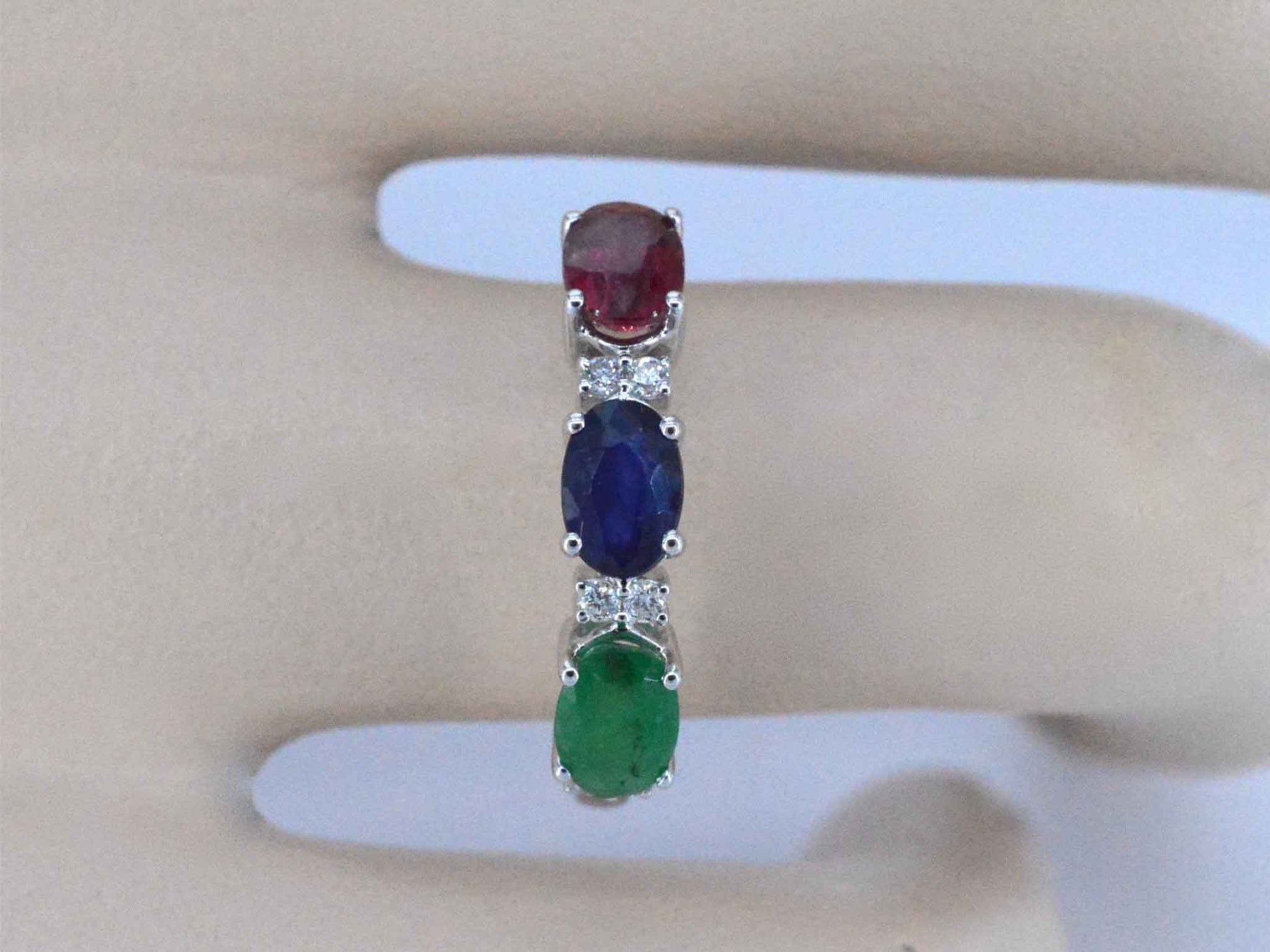 Witgouden ring met diamanten, saffier, robijn en smaragd
