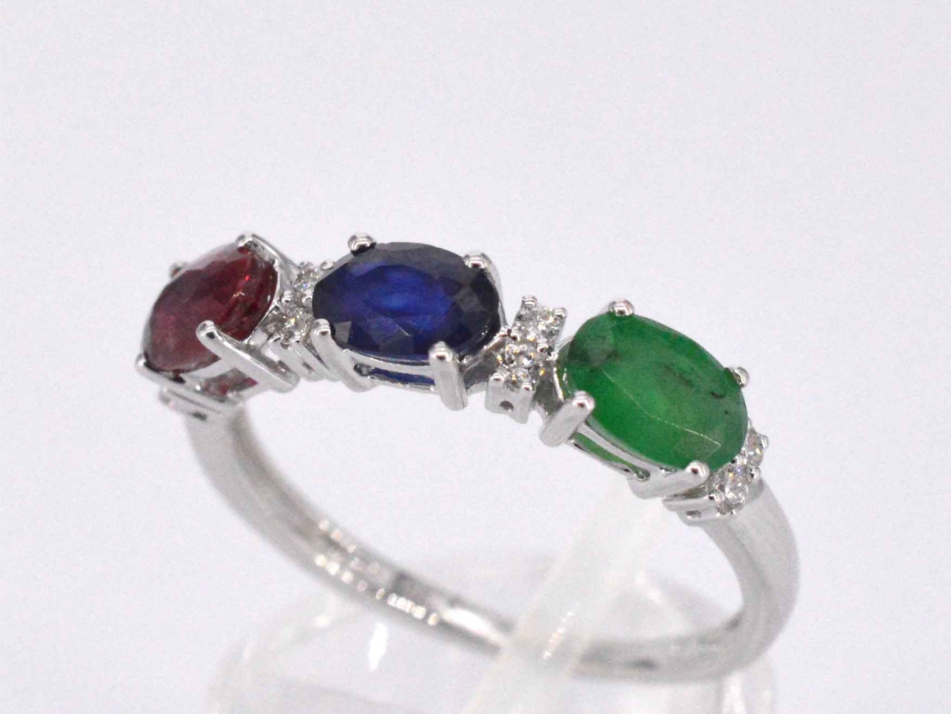 Witgouden ring met diamanten, saffier, robijn en smaragd 2128-2