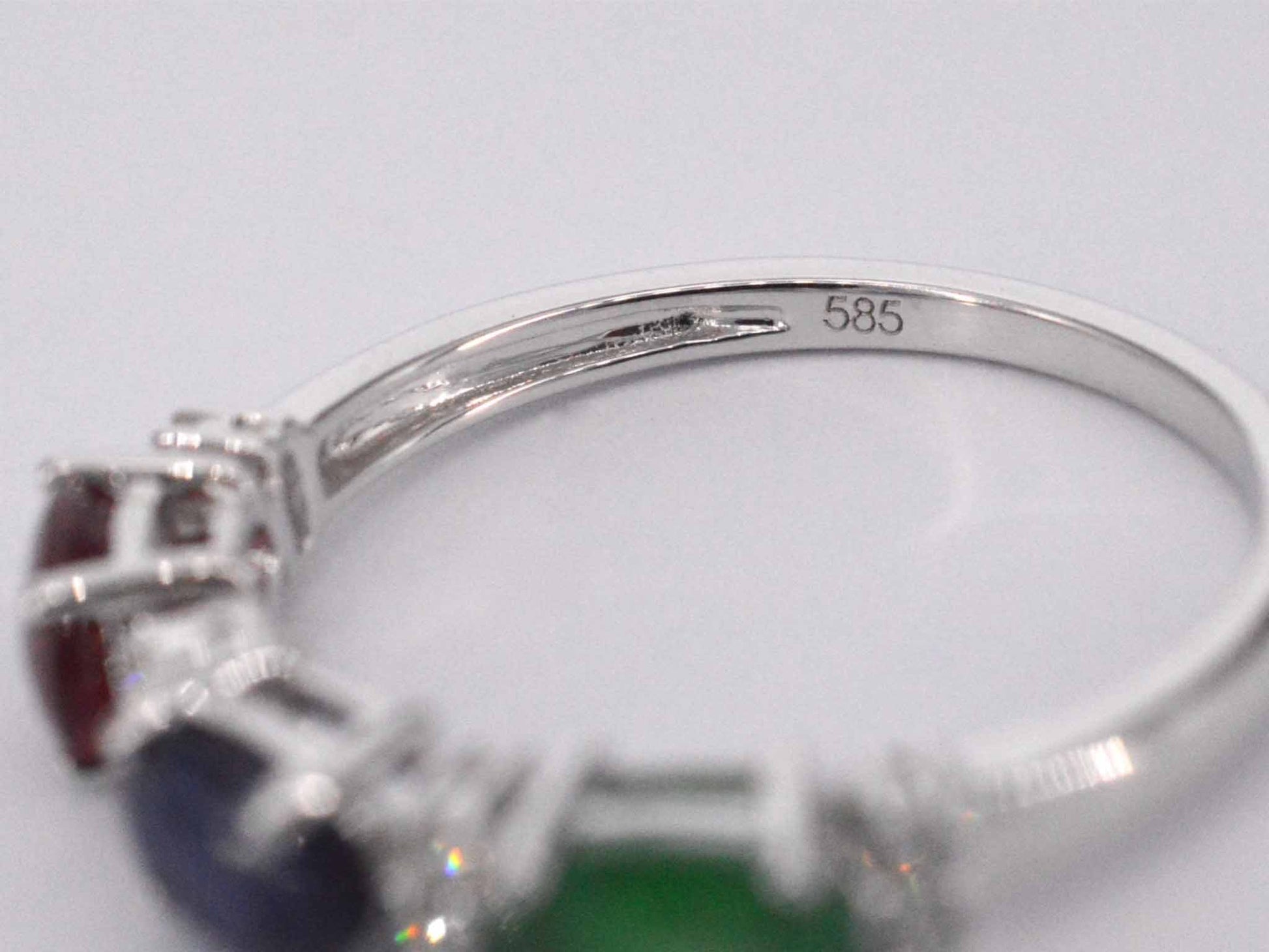 Witgouden ring met diamanten, saffier, robijn en smaragd 2128-7
