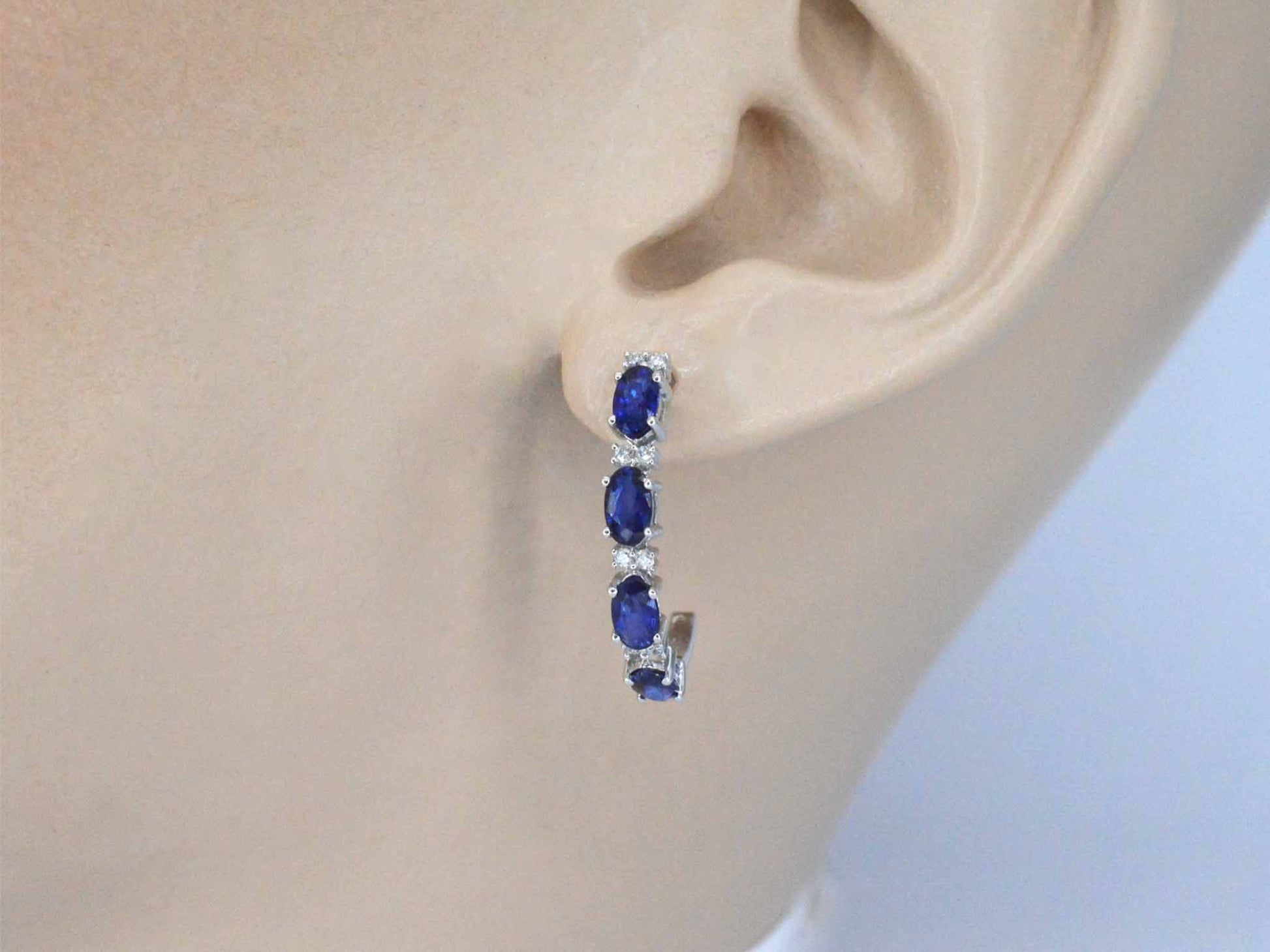 Witgouden oorbellen met diamanten en saffier 2130-1