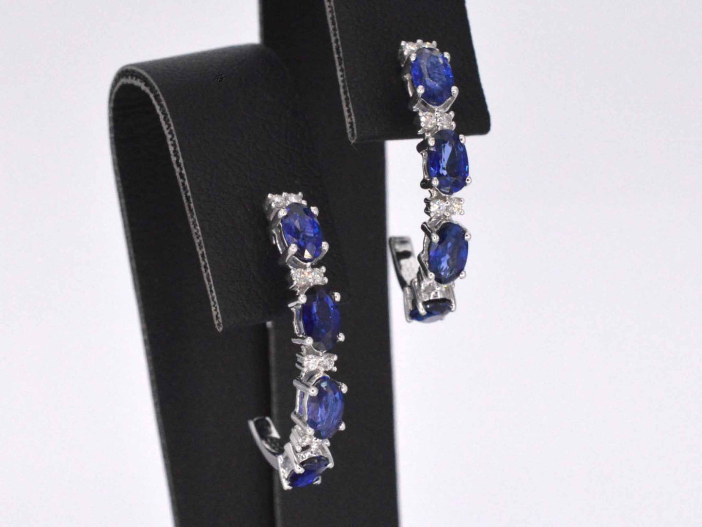 Witgouden oorbellen met diamanten en saffier 2130-3