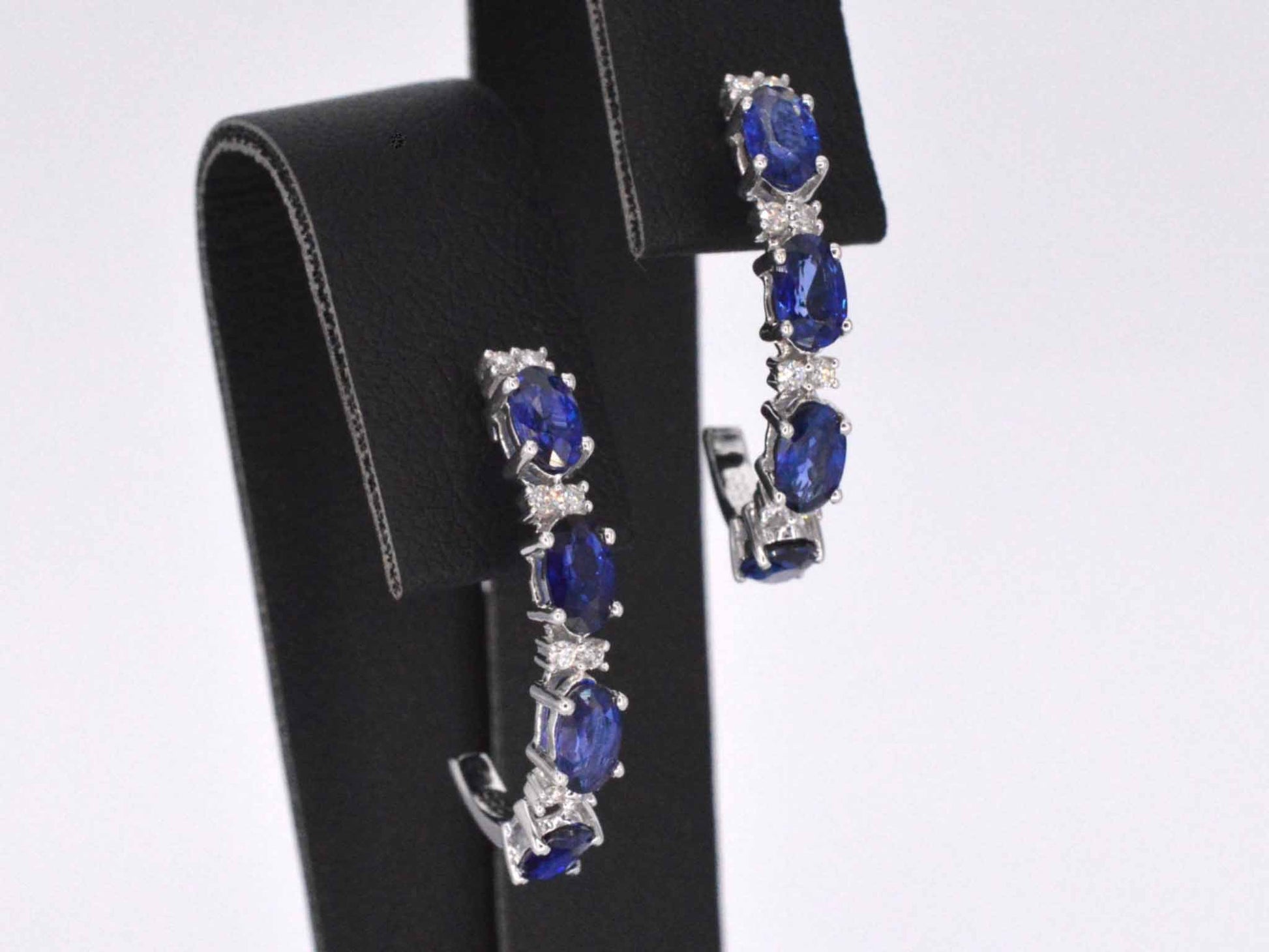 Witgouden oorbellen met diamanten en saffier 2130-3