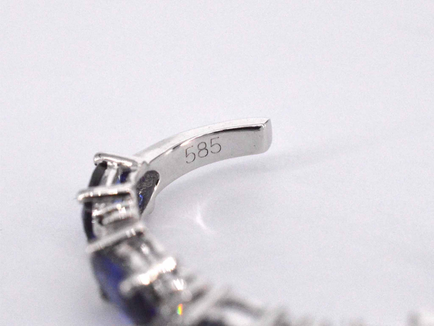 Witgouden oorbellen met diamanten en saffier 2130-5