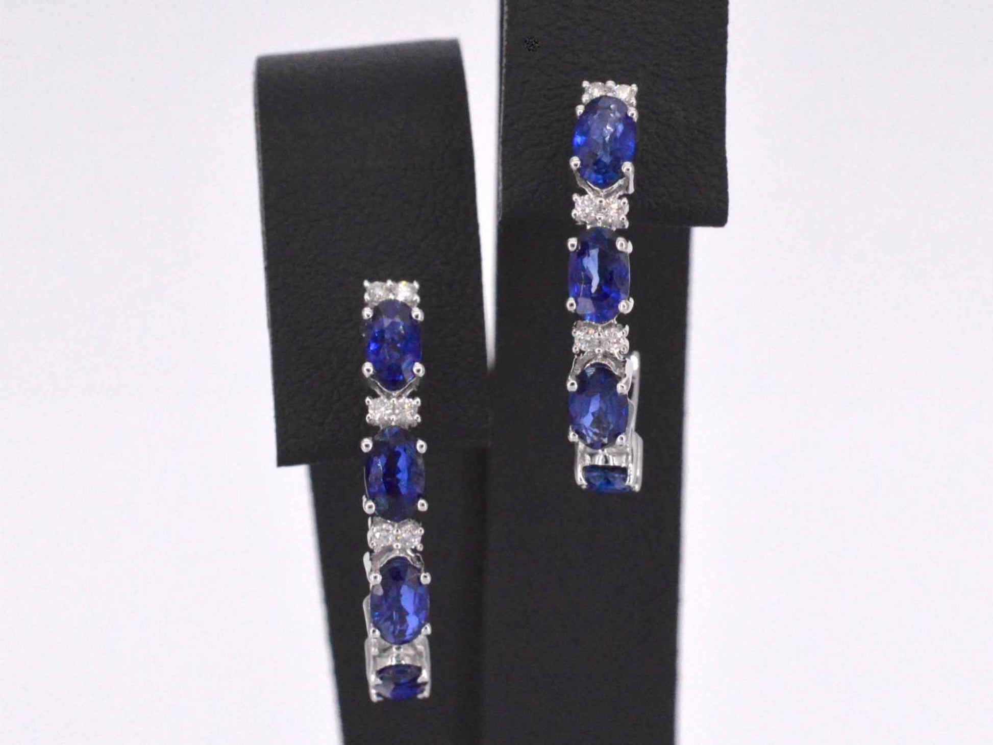 Witgouden oorbellen met diamanten en saffier 2130-6