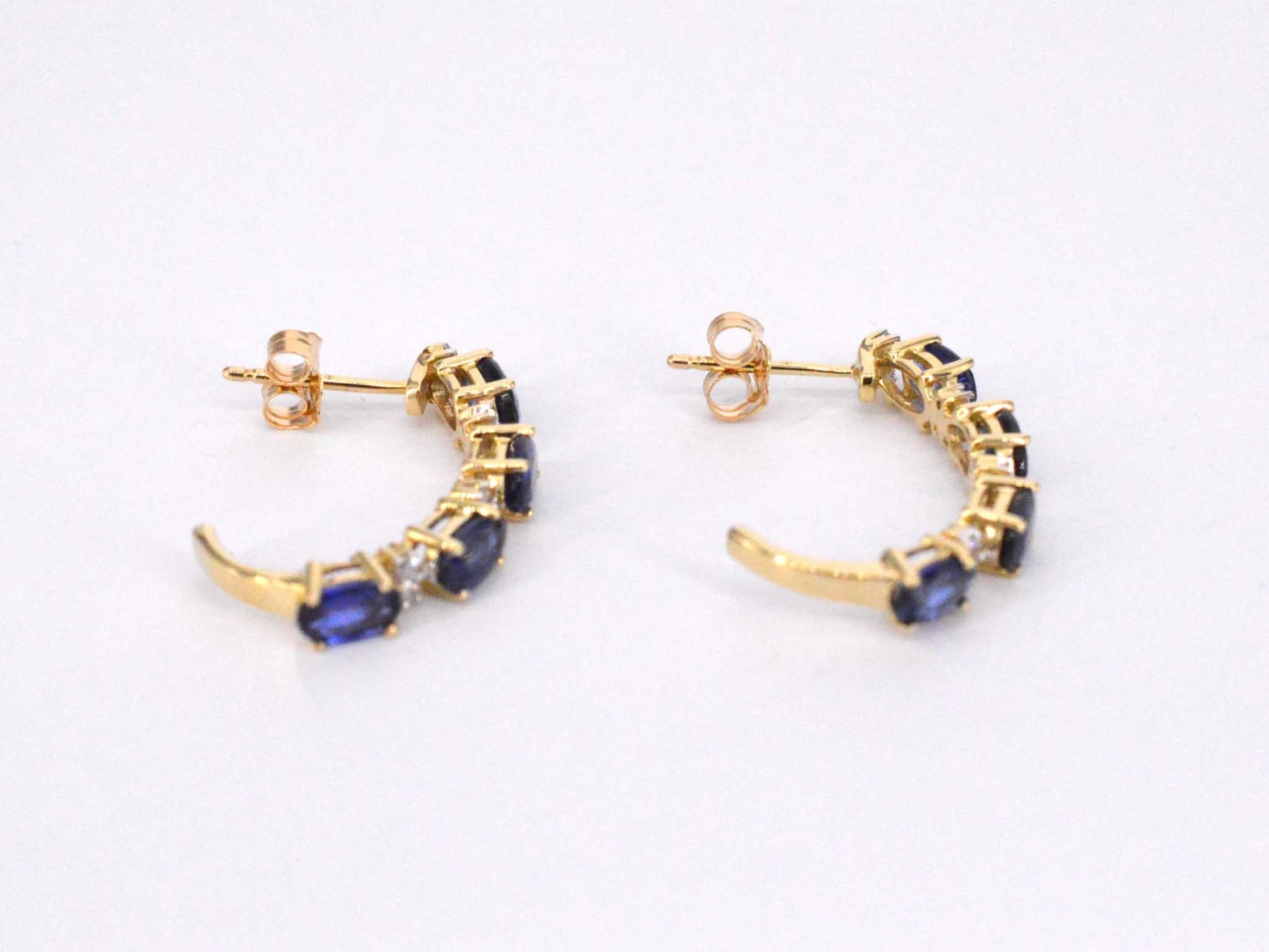 Gouden oorbellen met diamanten en saffier 2131-4