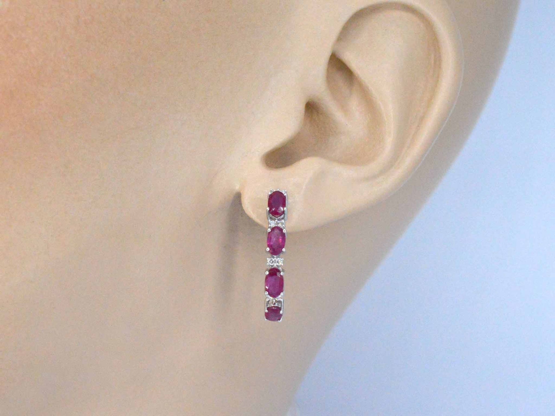 Witgouden oorbellen met diamanten en robijn 2132-2