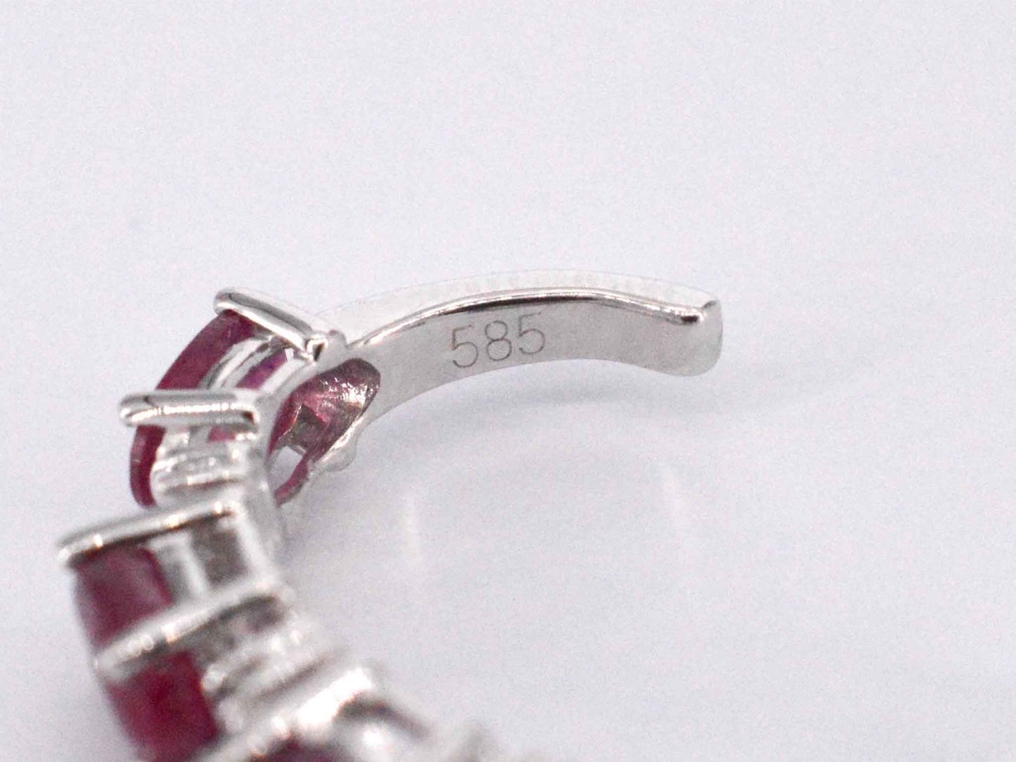 Witgouden oorbellen met diamanten en robijn 2132-6