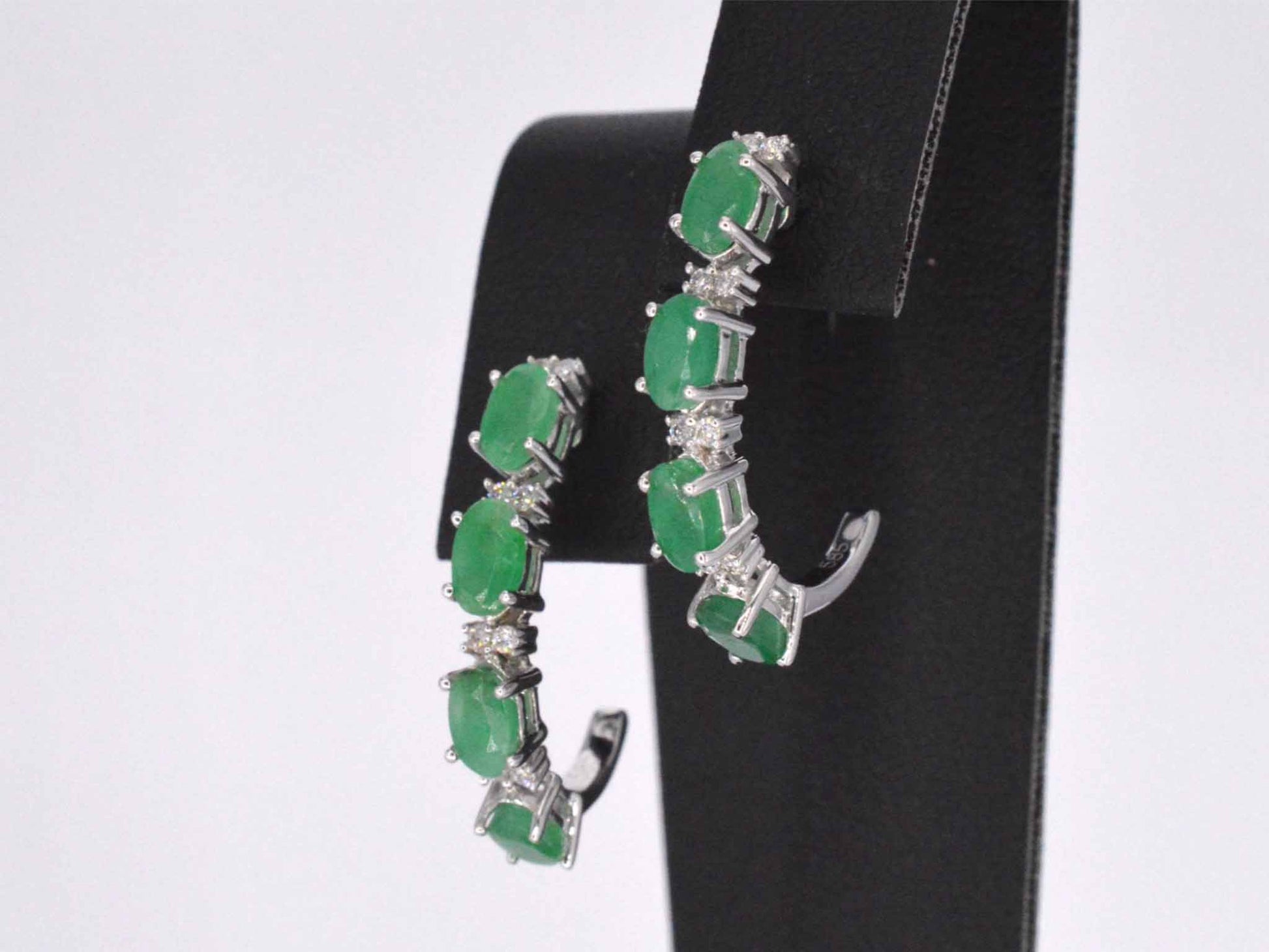 Witgouden oorbellen met diamanten en smaragd 2134-2