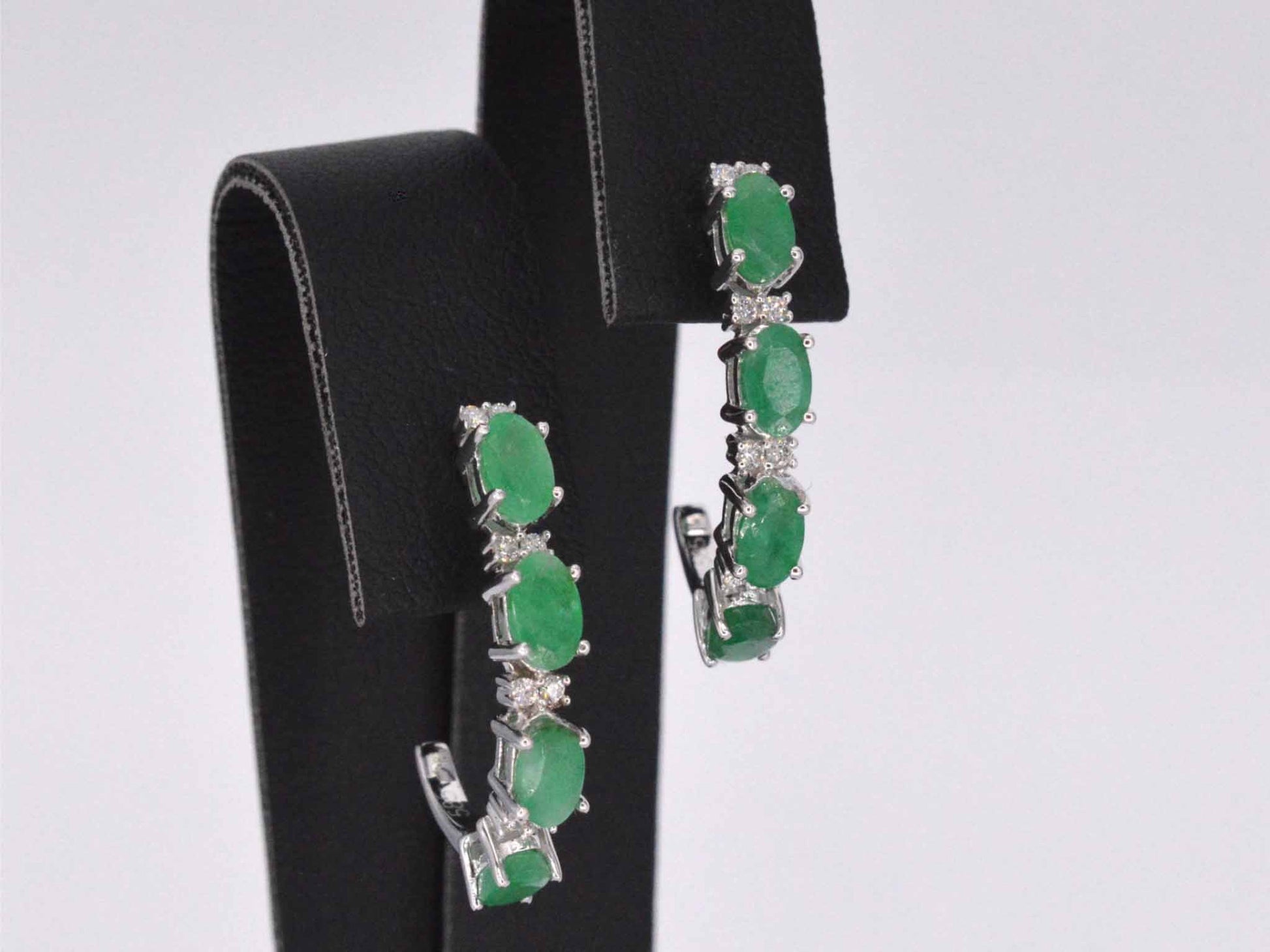 Witgouden oorbellen met diamanten en smaragd 2134-3