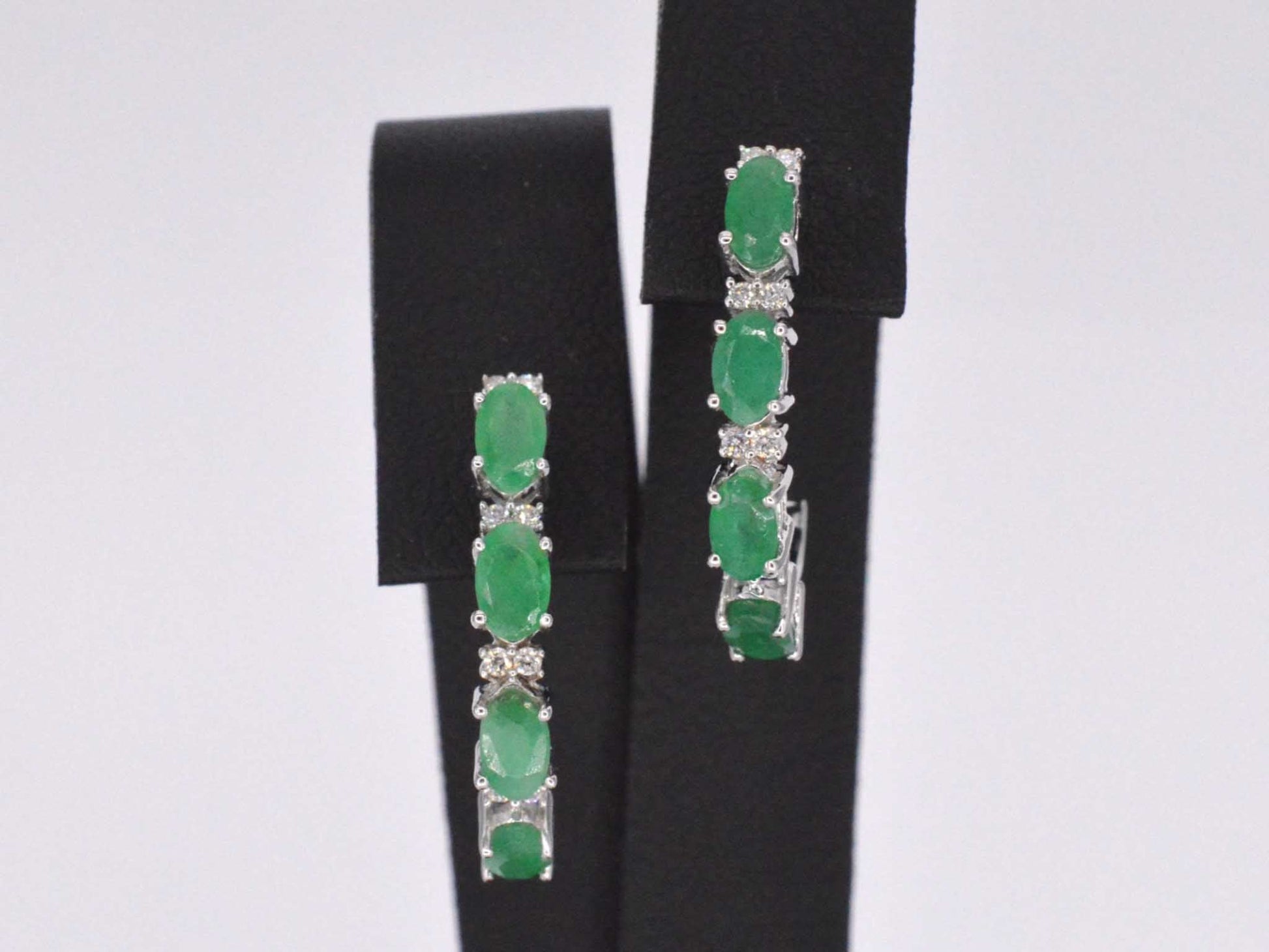 Witgouden oorbellen met diamanten en smaragd 2134-6