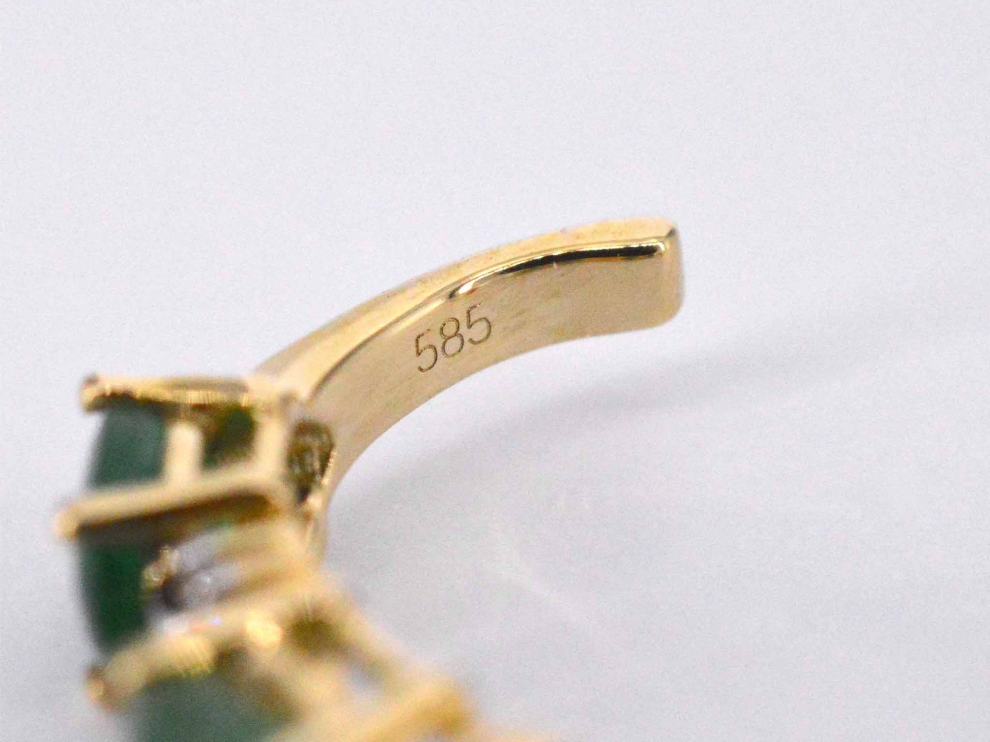 Gouden oorbellen met diamanten en smaragd 2135-5