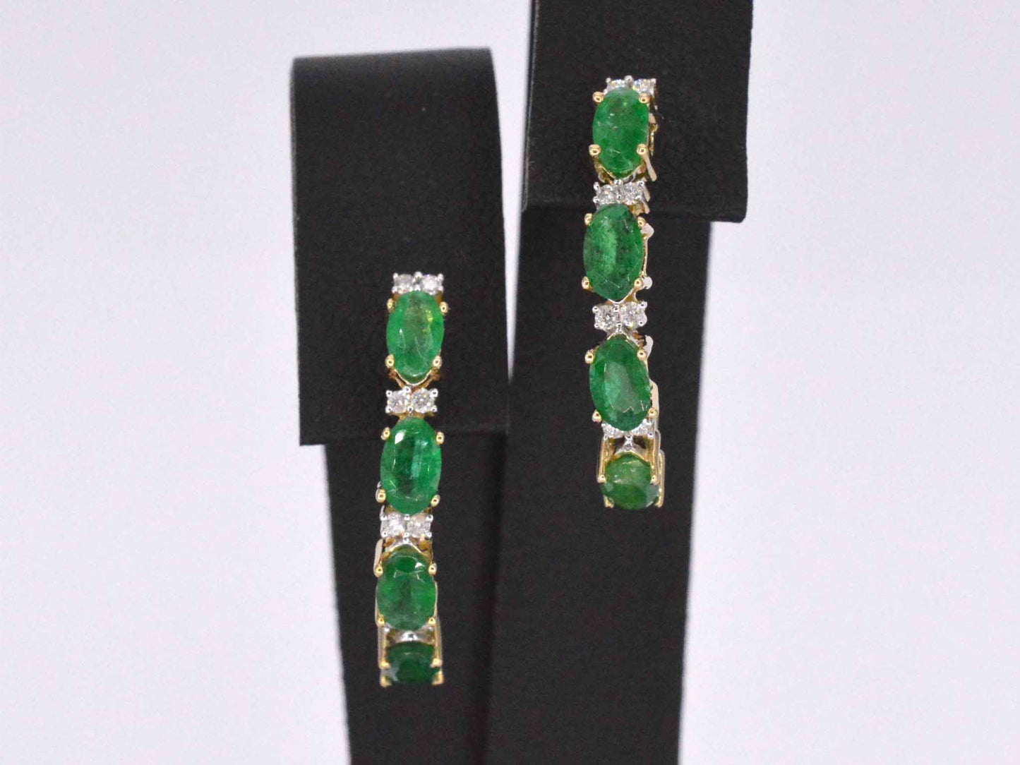 Gouden oorbellen met diamanten en smaragd 2135-6