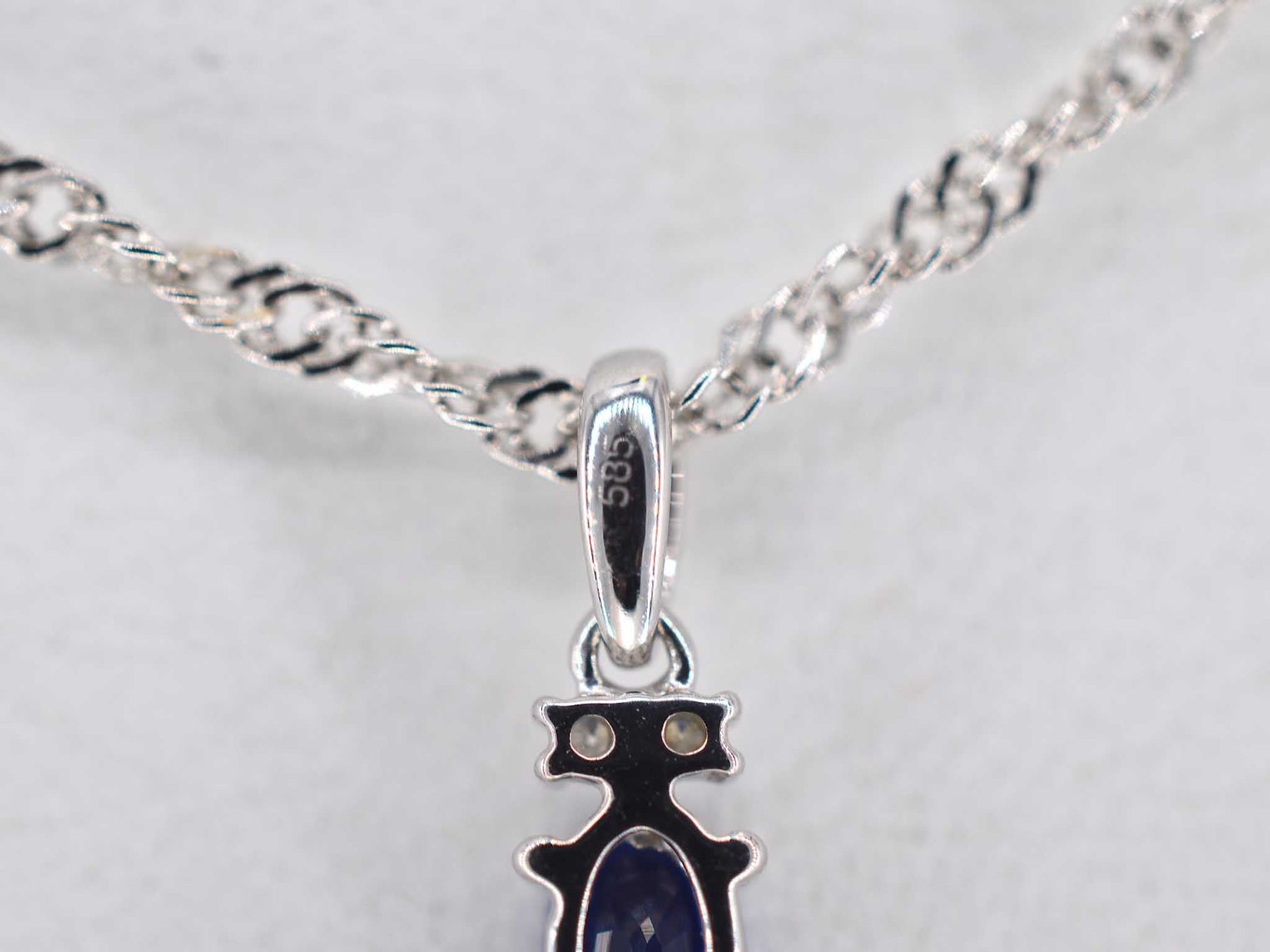 Witgouden hanger met diamanten en saffier 2136-3