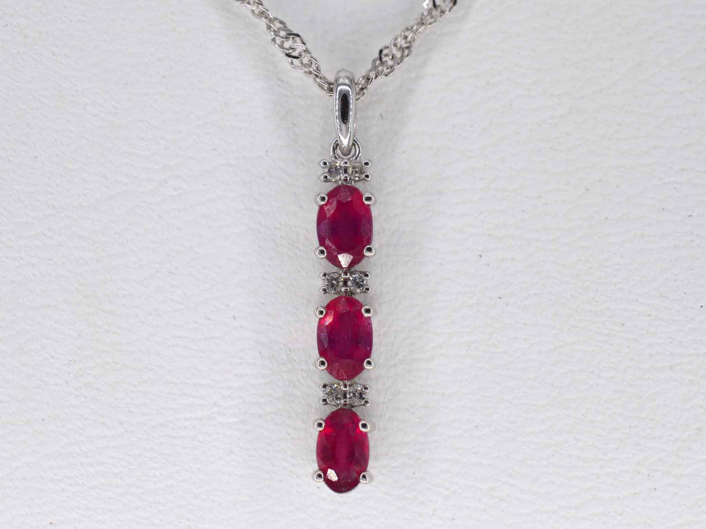 Witgouden hanger met diamanten en robijn