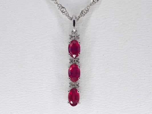 Witgouden hanger met diamanten en robijn