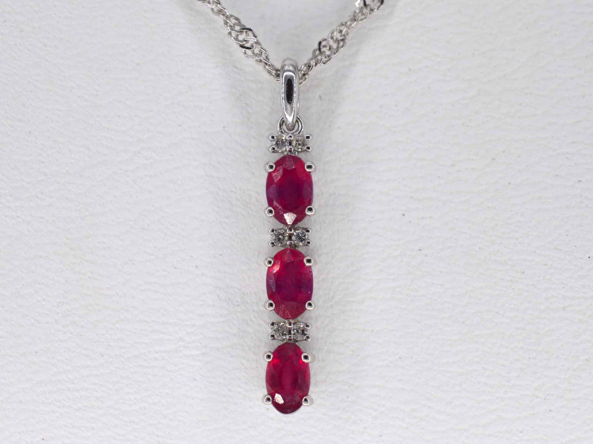 Witgouden hanger met diamanten en robijn