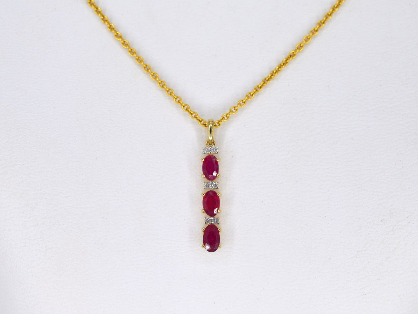 Gouden hanger met diamanten en robijn