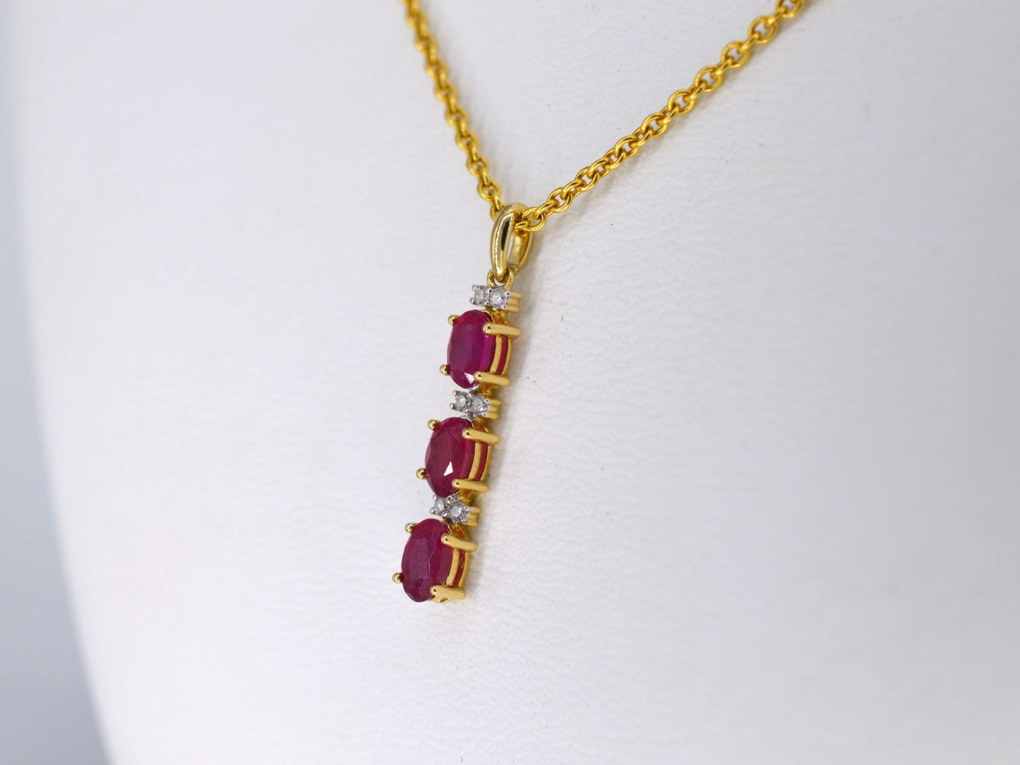 Gouden hanger met diamanten en robijn