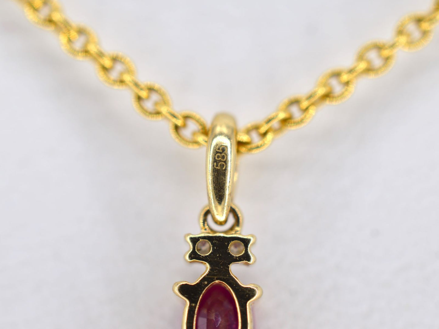 Gouden hanger met diamanten en robijn