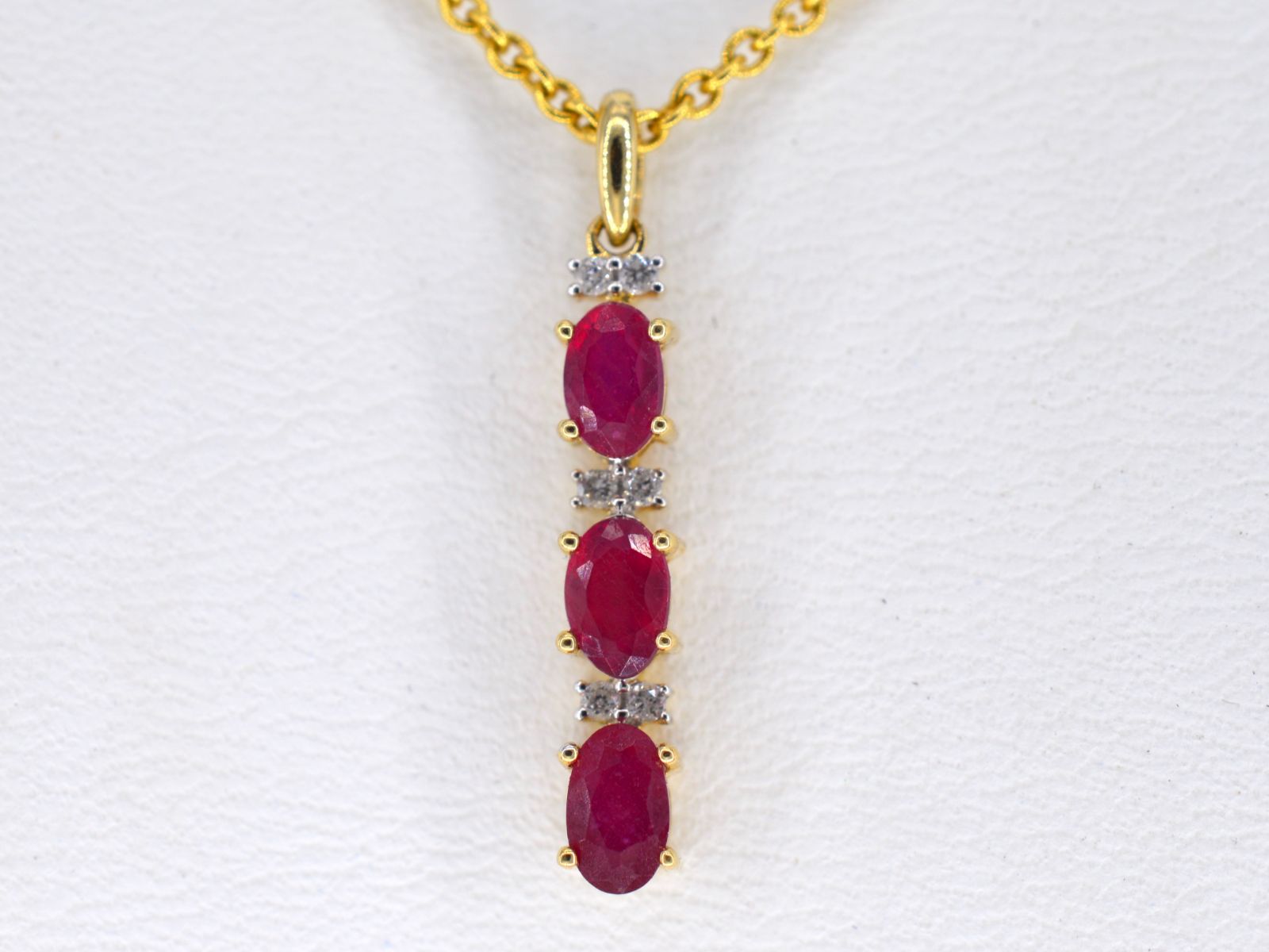 Gouden hanger met diamanten en robijn