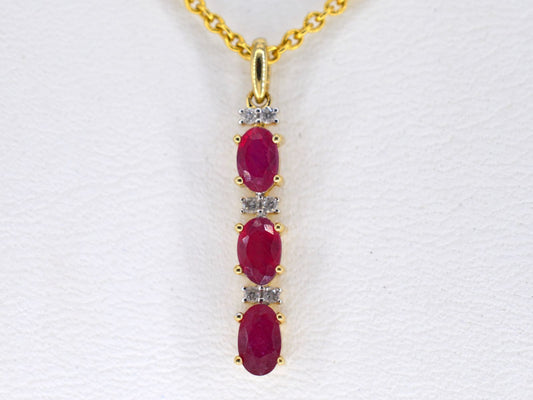 Gouden hanger met diamanten en robijn