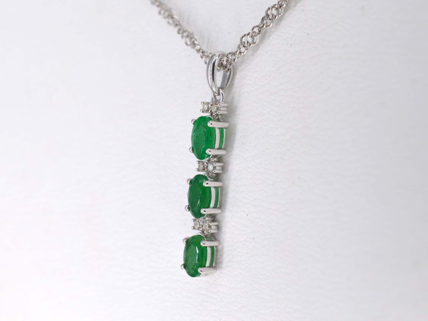 Witgouden hanger met diamanten en smaragd