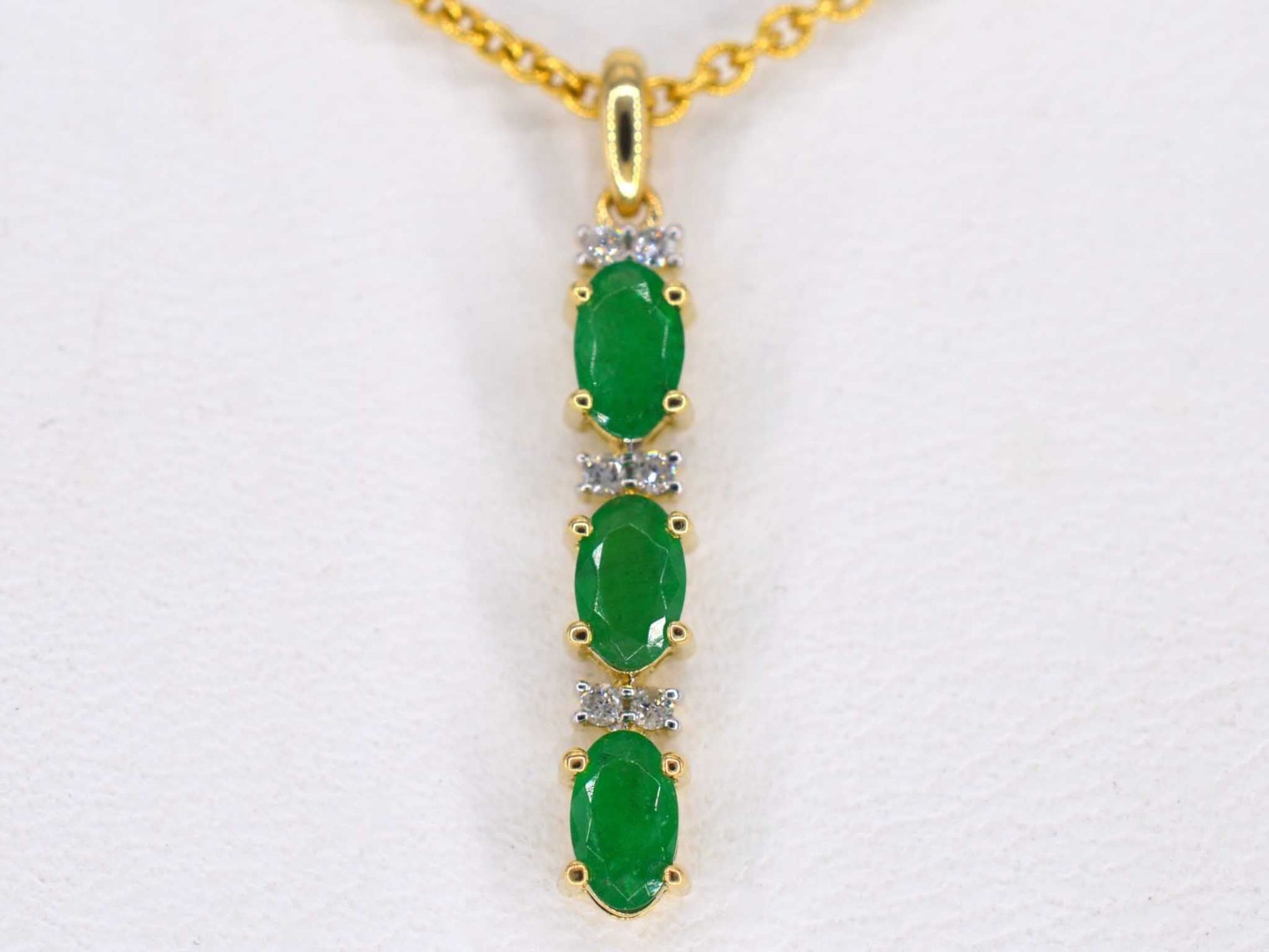 Gouden hanger met diamanten en smaragd