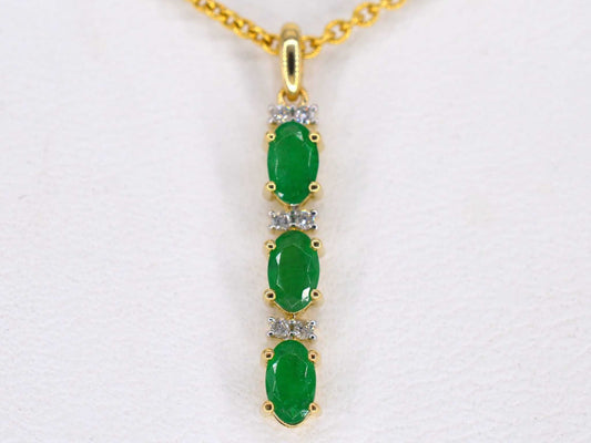 Gouden hanger met diamanten en smaragd