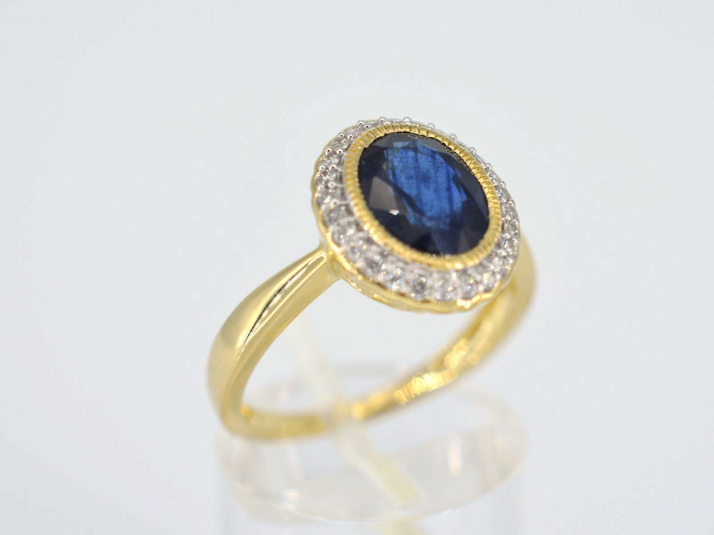 Gouden entourage ring met diamanten en saffier