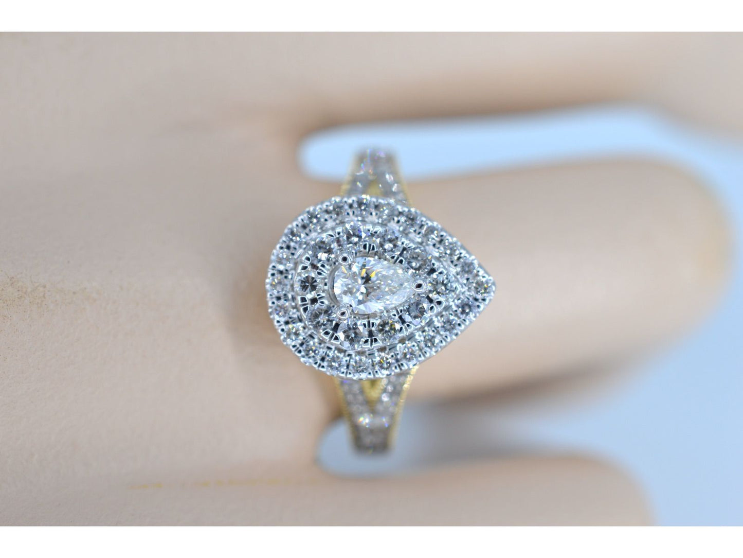 Gouden druppelvormige entourage ring met diamanten