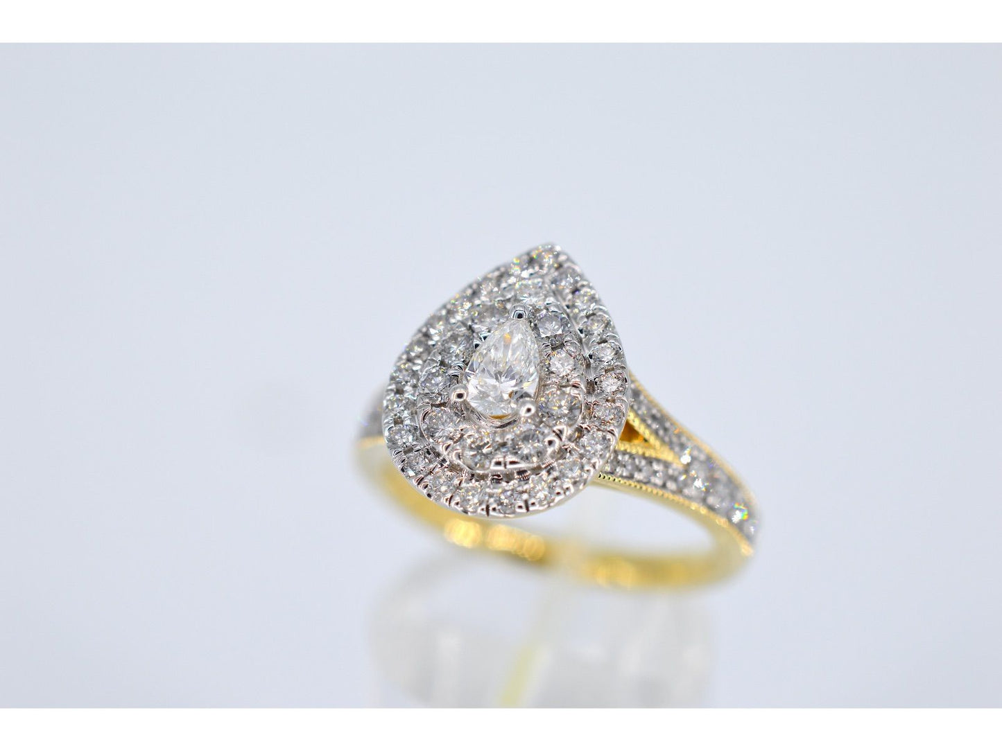 Gouden druppelvormige entourage ring met diamanten