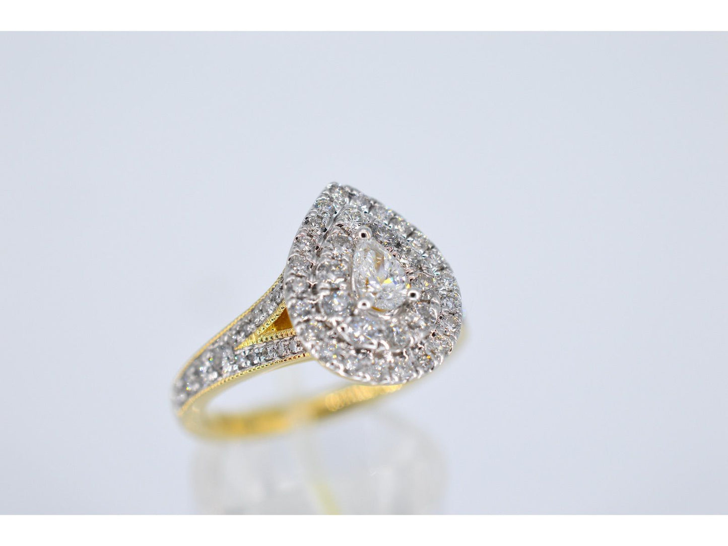 Gouden druppelvormige entourage ring met diamanten