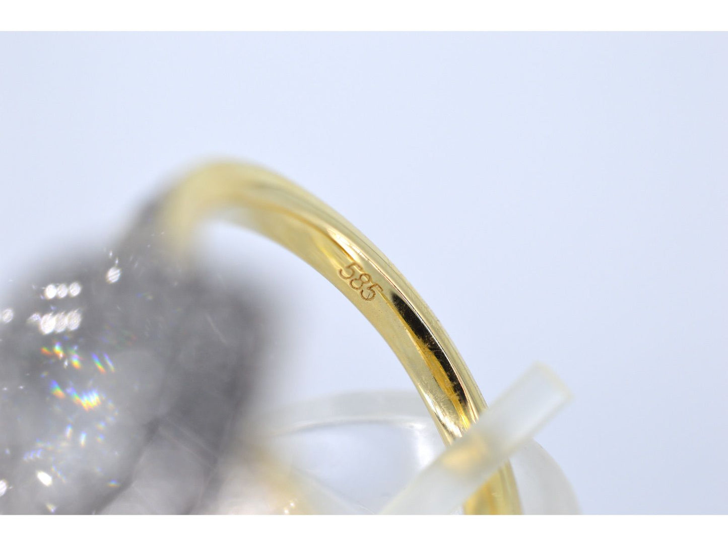 Gouden druppelvormige entourage ring met diamanten