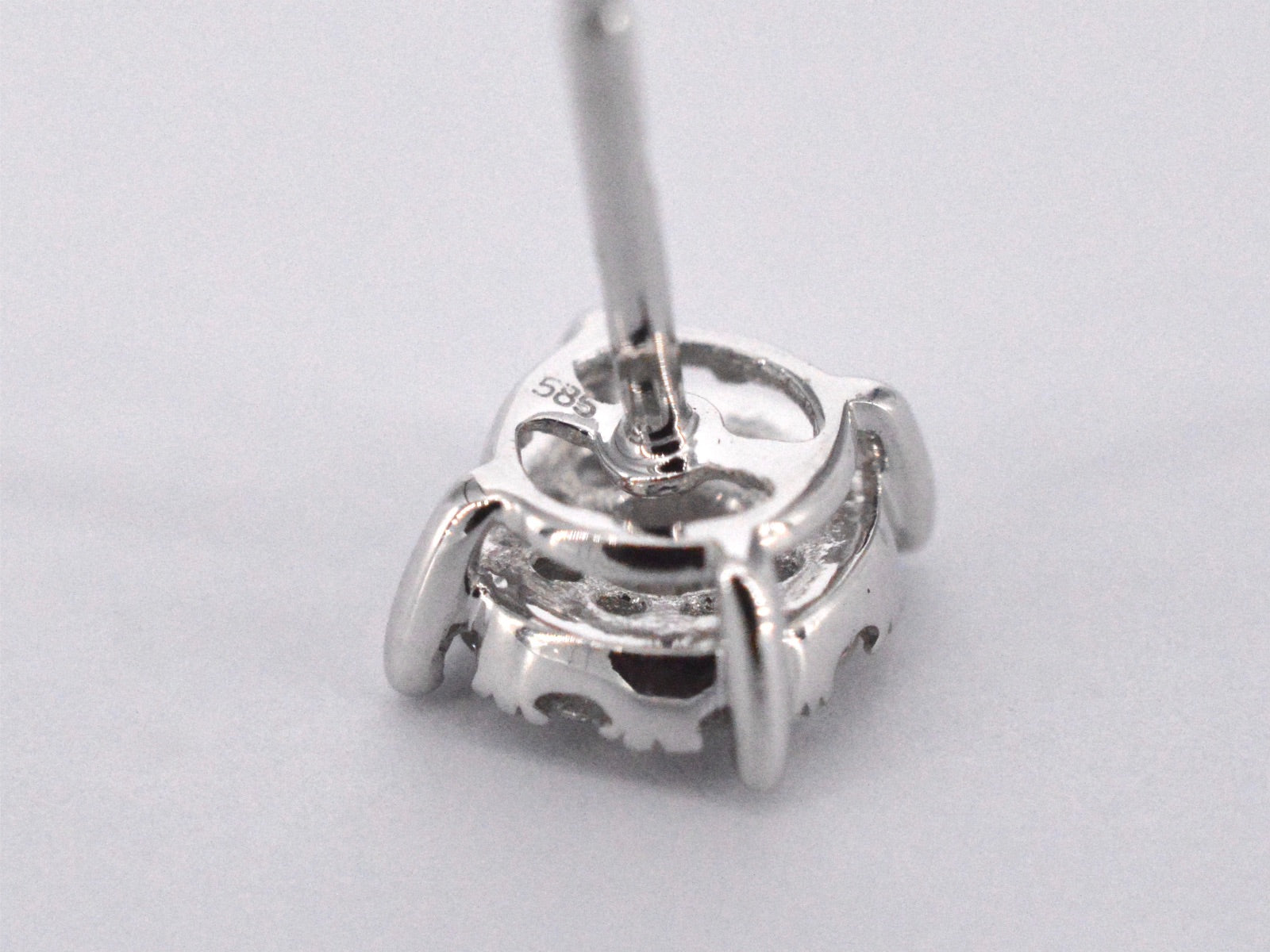 Witgouden oorbellen met briljant geslepen diamanten 2157-7