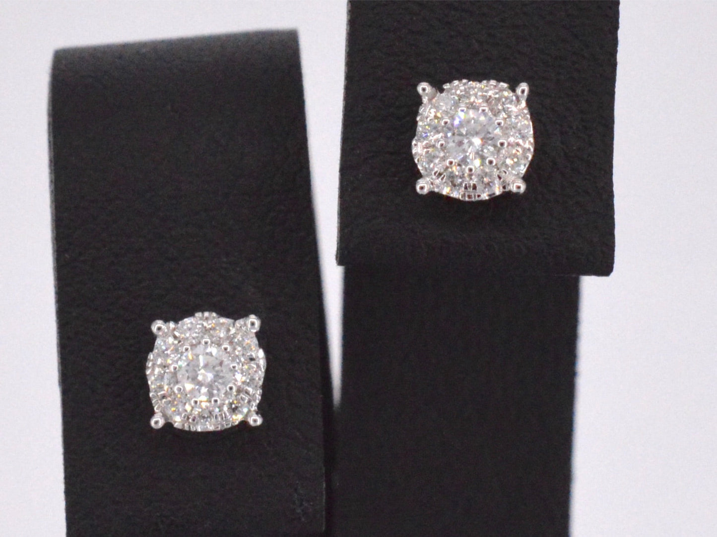 Witgouden oorbellen met briljant geslepen diamanten 2157-8