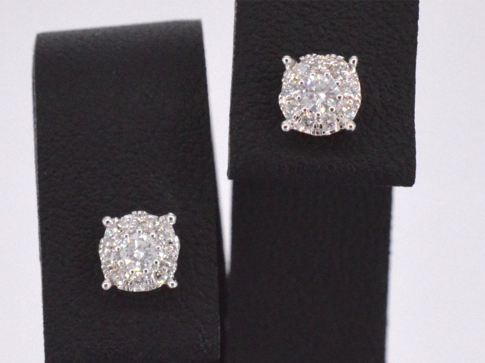 Witgouden oorbellen met briljant geslepen diamanten 2157-8