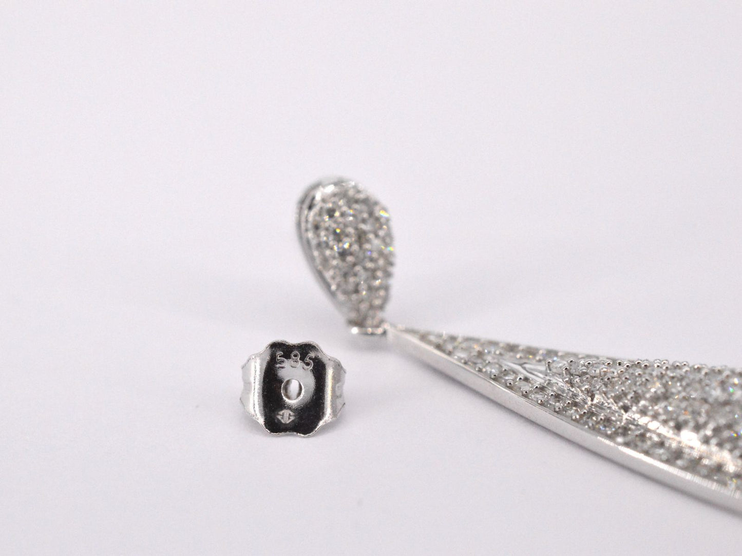 Witgouden oorhanger vol met diamanten