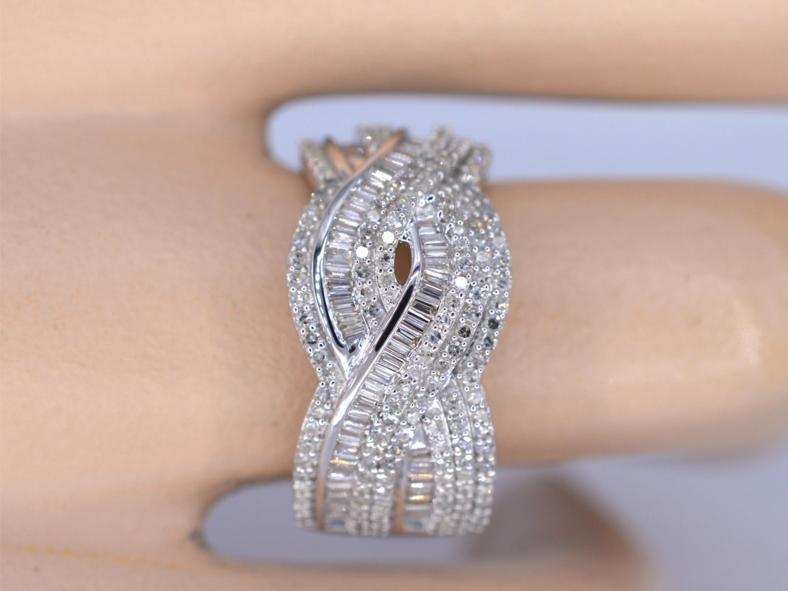 Witgouden design ring met briljanten diamanten