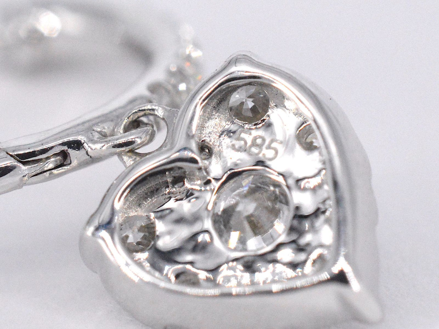Witgouden oorbellen met diamanten in hartvorm