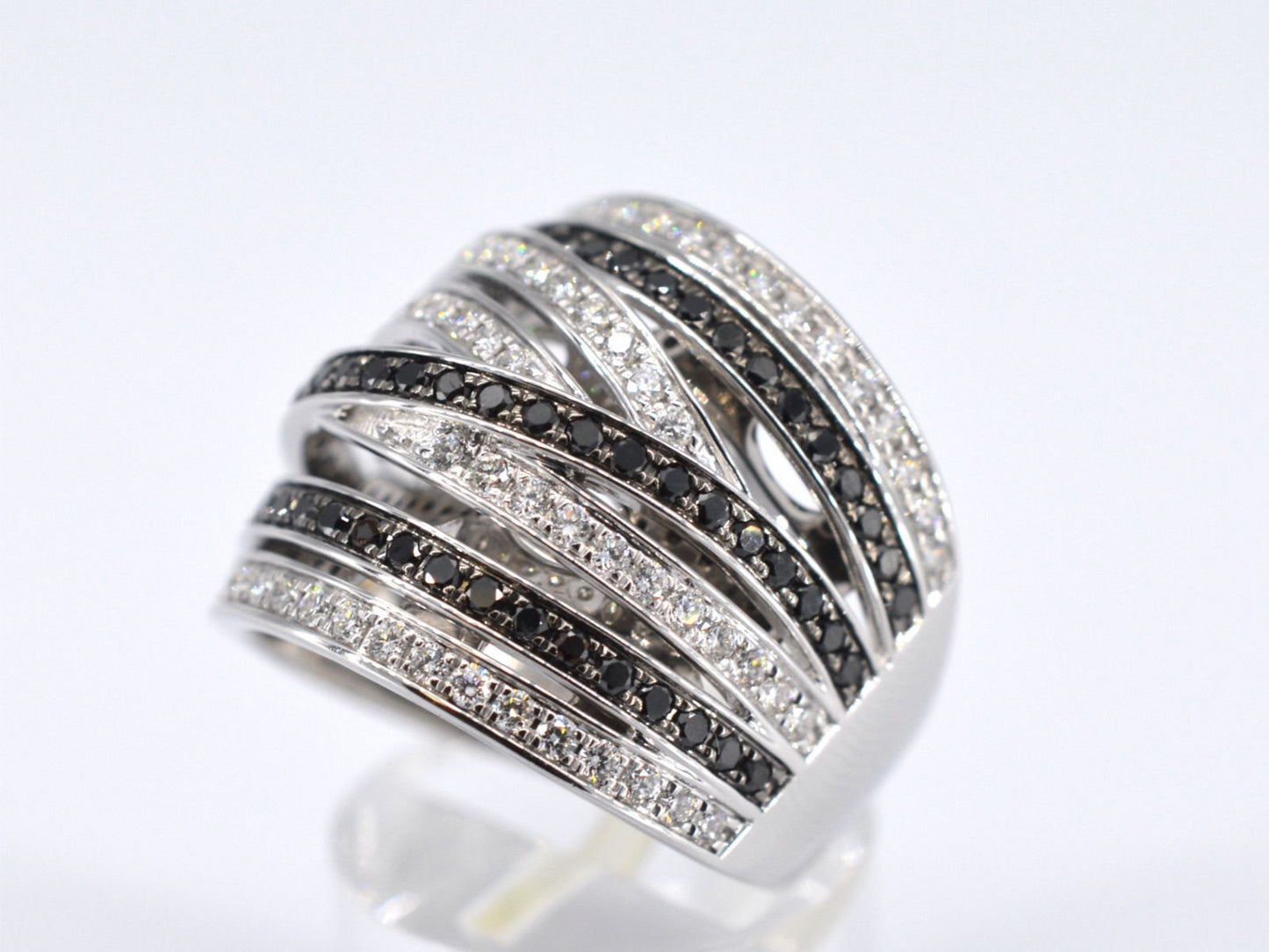 Witgouden design ring met witte en zwarte briljanten diamanten 2177-2