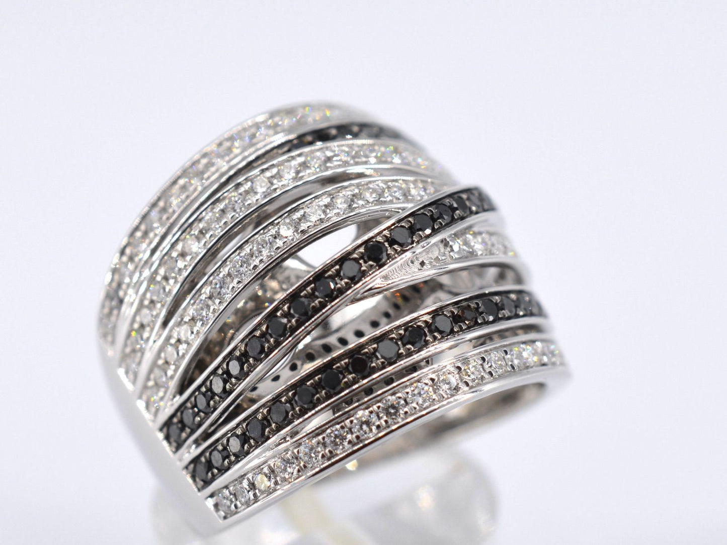 Witgouden design ring met witte en zwarte briljanten diamanten 2177-3