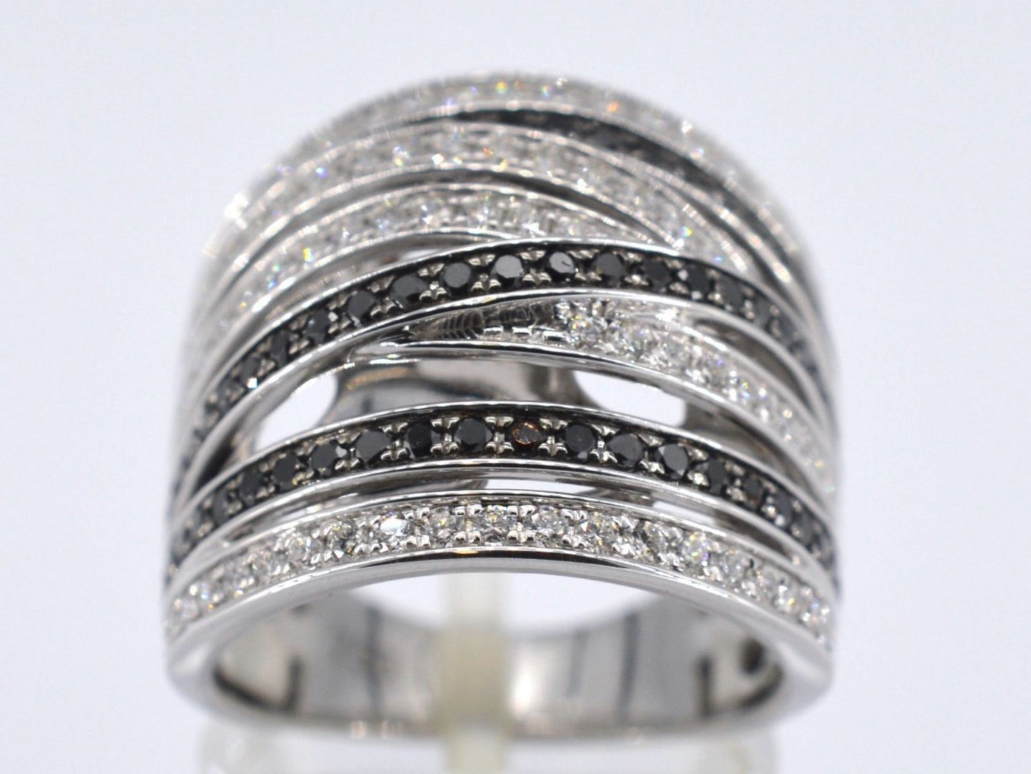 Witgouden design ring met witte en zwarte briljanten diamanten 2177-7