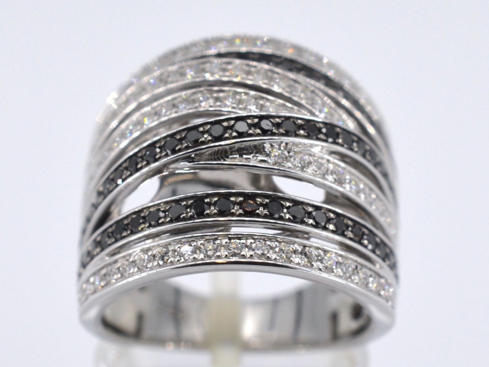 Witgouden design ring met witte en zwarte briljanten diamanten 2177-7