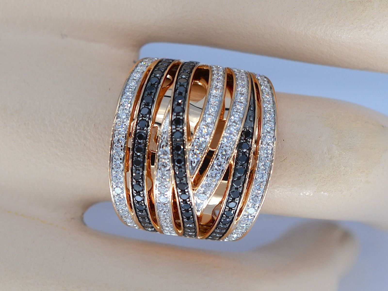 Rosegouden design ring met witte en zwarte briljanten diamanten 2179-1