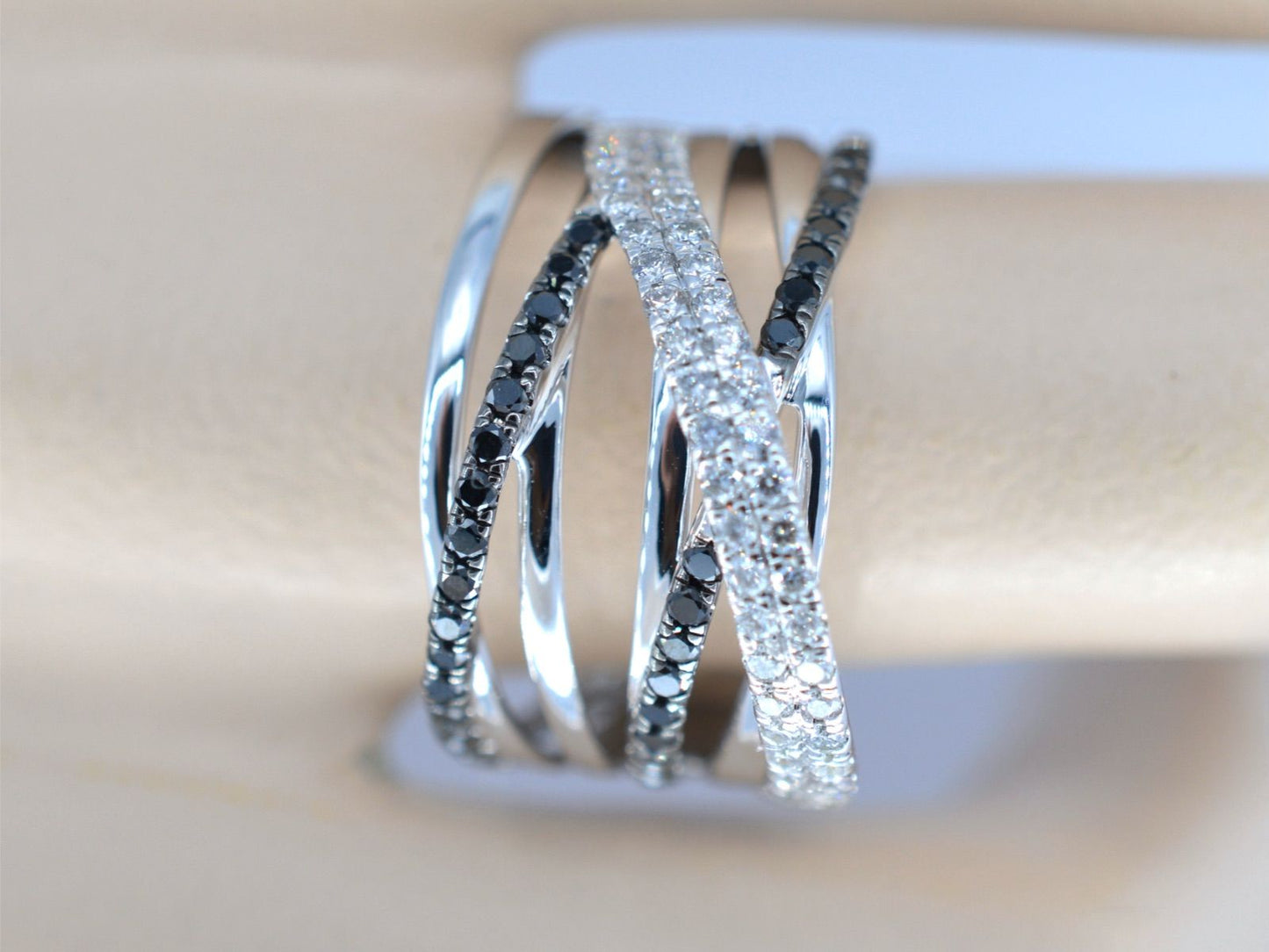 Witgouden design ring met witte en zwarte briljanten diamanten