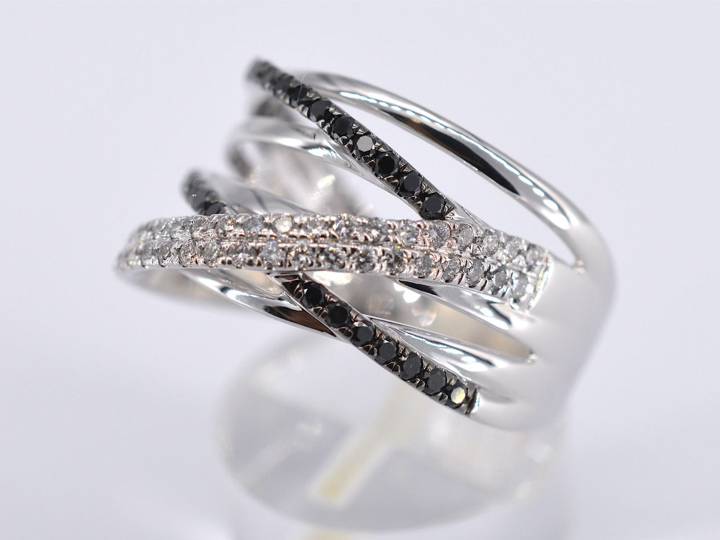 Witgouden design ring met witte en zwarte briljanten diamanten