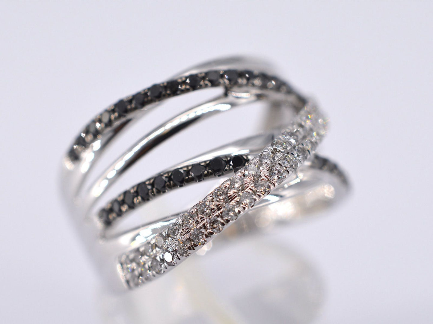Witgouden design ring met witte en zwarte briljanten diamanten