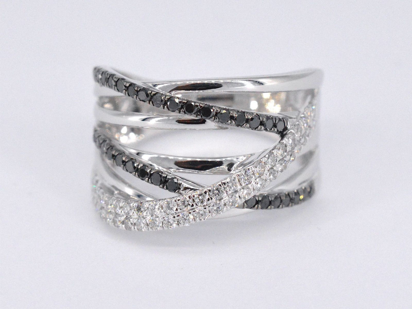 Witgouden design ring met witte en zwarte briljanten diamanten