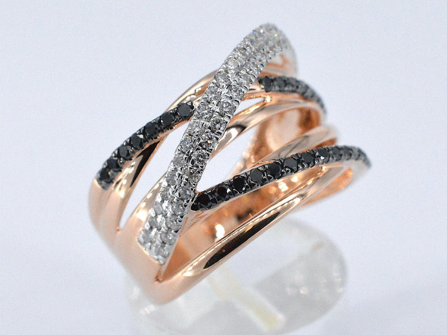 Rosegouden design ring met witte en zwarte briljanten diamanten